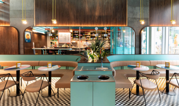 Kafe dengan dekorasi kaca patri dan perabotan retro